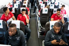 Alle haben ihren Platz gefunden. Die meisten Spieler sind in ihre Handys versunken. (Bild: Laurent Gilliéron / Keystone (Zürich, 11. Juni 2018))