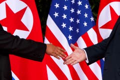 Historischer Händedruck: Kim Jong Un und Donald Trump beim Gipfeltreffen in Singapur. (AP Photo/Evan Vucci)