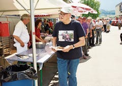 Durch den grossen Aufmarsch war Geduld gefordert, um am Mittag ein Stück Fleisch oder eine Wurst zu ergattern.
