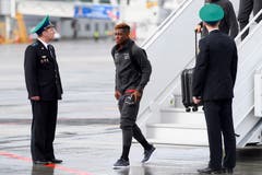 Francois Moubandje verlässt das Flugzeug. (Bild: Laurent Gilliéron / Keystone (Samara, 11. Juni 2018))