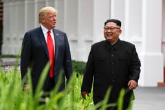 Donald Trump und Kim Jong Un wirken gelassen auf einem Spaziergang nach dem gemeinsamen Mittagessen. (Bild: AP Photo/Evan Vucci)