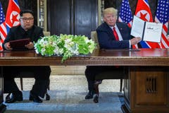 US-Präsident Donald Trump hält den unterzeichneten Vertrag in die Kamera. (Bild: AP Photo/Evan Vucci)