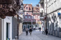 Das Restaurant National oder «Naz» (alias «Goldener Löwe») liegt in der südlichen St.Galler Altstadt an der Verzweigung der Schmied- und Bankgasse. (Bild: Michel Canonica - 5. Oktober 2017)