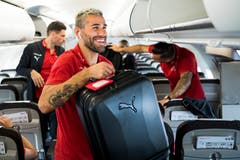 Valon Behrami hat seinen Platz im Flugzeug nach Samara gefunden. (Bild: Laurent Gilliéron / Keystone (Zürich, 11. Juni 2018))