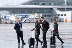 Mediensprecher Yannick Rappan (zweiter von rechts) zeigt Stephan Lichtsteiner den Weg. (Bild: Laurent Gilliéron / Keystone (Samara, 11. Juni 2018))
