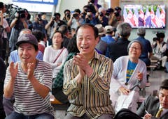 Beifall zum Händedruck an einem Bahnhof in Seoul. (Bild: Kyodo News via AP)