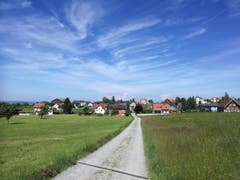 Nach einem Stück durch den Wald taucht der Dorfeingang von Andwil unvermittelt auf. (Bild: Marlen Hämmerli)