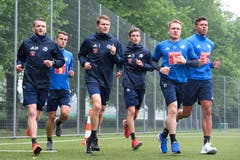 Christian Schneuwly, Yannick Schmid, Claudio Lustenberger, Shkelqim Demhasaj, Christian Schwegler und Lucas Alves beim Lauftraining. (Bild: Martin Meienberger / Freshfocus (Luzern, 13. Juni 2018))