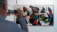 Wenn man das Kunstwerk mit der App fotografiert, erfährt man den Preis. (Bild: Georgios Kefalas/Keystone (Basel 12. Juni 2018))