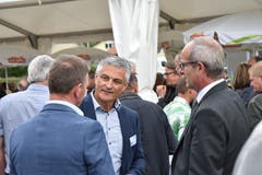 Heinz Grob, Gemeinderat von Lütisburg, unterhält sich angeregt.