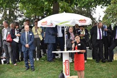 Imelda Stadler spricht beim Apéro zur Lütisburger Bevölkerung. Regierungspräsident Stefan Kölliker (links) hört gespannt zu. (Bilder: Timon Kobelt)