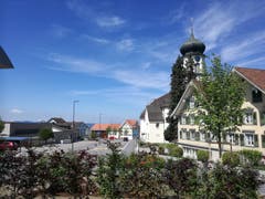 Vom Andwiler Zentrum aus geht es an der Kirche vorbei bis zum Schulhaus, wo der Wanderweg wiederum nach rechts abbiegt. (Bild: Marlen Hämmerli)