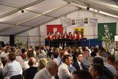 Das Jodelchörli Lütisburg untermalt den Abend musikalisch.