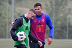 Haben sichtlich Spass: Ruben Vargas (links) und Lucas Alves (Bild: Martin Meienberger / Freshfocus (Luzern, 13. Juni 2018))