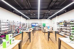«Form follows function» – ein Grundsatz, dem bei der Entwicklung des Regals «pure tech» Folge geleistet wurde. Der Warenträger nimmt sich zurück und überlässt bei Data Quest in der Mall of Switzerland dem Produkt die Show.
