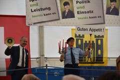 Er assistiert dem Comedian und "Sicherheitschef" Brändle, der durch den Abend führt.