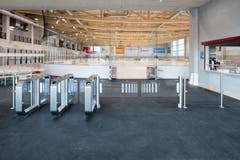 Das zuverlässige Einlasssystem von Wanzl begrüsst die Gäste im Eisstadion Burgau.