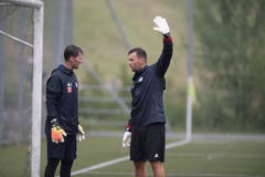 Dave Zibung (links) bespricht sich mit Goalie-Trainer Lorenzo Bucchi. (Bild: Pius Amrein (Luzern, 13. Juni 2018))