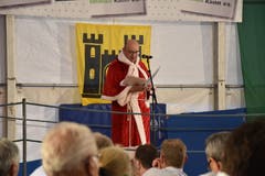 Beat Tinner, Fraktionschef der FDP im Kantonsrat, mimt den Samichlaus und nimmt die Fraktionen auf die Schippe.