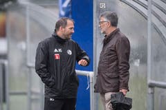 Michael Silberbauer bespricht sich mit Investor Marco Sieber. (Bild: Pius Amrein (Luzern, 13. Juni 2018))
