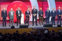 Alle Finalisten des Prix SVC Zentralschweiz 2018 auf einem Blick: (Von links) Jürg Balsiger (Stanserhorn-Bahn AG), Sepp Knüsel (Rigitrac Traktorenbau AG), Hans Aschwanden (Bergkäserei Aschwanden), Moderator Nik Hartmann, SVC Regionenleiter Zentralschweiz Christoph Baggenstos, Rony Arnold (Bruno's Best AG), Christoph und Tobias Meyer (Seven-Air Gebr. Meyer AG) und Ueli Jost (Veriset AG). (Bild: Eveline Beerkircher)