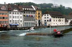 Polizei fährt durch das Reusswehr in Luzern (Bild: Walter Buholzer)