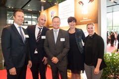 Von links: Jannis Flachsmann, Peter Aschwanden, Andrea Bühler und Martina Stalder von der GHM Partners AG mit Markus Lehmann von Credit Suisse (Mitte). (Bild: Eveline Beerkircher)