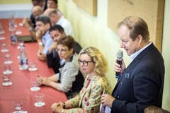 Frauenfeld TG - Informationsanlass der Thurgauer Zeitung im Brauhaus Sternen. Stehend: Beat Oehrli, Direktor der Klinik Schloss Mammern. Bild: Reto Martin