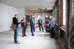 Die Bau- und Abbrucharbeiten im Regierungsgebäude laufen seit sechs Wochen. Patrik Rohrer, Bauleiter und Architekt führt Vertreter des Kantons und der Nidwaldner Kantonalbank durch das Gebäude.