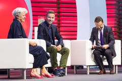 Jury-Mitglied Martina Krummenacher auf der Bühne mit Bruno's Best CEO Rony Arnold (Mitte) und Moderator Nik Hartmann. (Bild: Eveline Beerkircher)