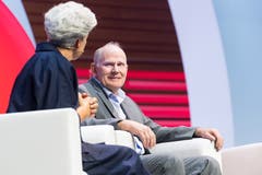 Ingenieur und Traktorbauer Sepp Knüsel von der Rigitrac Traktorenbau AG auf der Bühne im Gespräch mit Jury-Mitglied Martina Krummenacher. (Bild: Eveline Beerkircher)