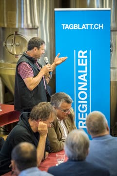 Frauenfeld TG - Informationsanlass der Thurgauer Zeitung im Brauhaus Sternen. Stehend: Kantonsrat Daniel Vetterli, Präsident der Thurgauer Milchproduzenten. Bild: Reto Martin