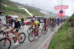 Das Feld mit Leader Richie Porte beim Bergpreis auf dem Klausenpass. (Bild: Urs Hanhart)