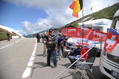 Belgische Fans auf dem Klausenpass. (Bild: Urs Hanhart)
