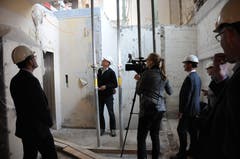 Patrik Rohrer, Bauleiter und Architekt (hinten Mitte) vor dem ehemaligen Tresorraum.