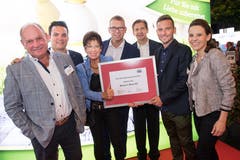 Die Truppe von Bruno's Best Salatsauce war einer der sechs Finalisten und freute sich über den Diplomrang. Von links: Bruno, Daniel, Hildegard, Michael, Rony und Evelyne Arnold mit Betriebsleiter Thomas Amann (3.v.r.). (Bild: Eveline Beerkircher).