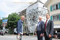 Das Regierungsgebäude am Dorfplatz in Stans wird bis April 2019 umfassend renoviert. Der Luzerner Bildhauer Roland Heini (li) sorgt innen und aussen für Kunst am Bau. Hier vor der Südecke mit Stefan Zollinger, Vorsteher Amt für Kultur Kanton Nidwalden (Mitte) und Heinrich Leuthard, Vorsitzender Geschäftsleitung der NKB. (Bilder: Philipp Unterschütz. Stans, 14. Juni 2018)