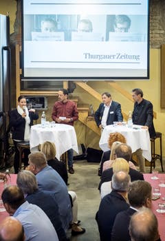 Frauenfeld TG - Die Thurgauer Zeitung lud zu einem Informationsanlass ins Brauhaus Sternen in Frauenfeld, wo sich zahlreiche geladene Gäste einfanden. Im Bild: Podium über die Lage der TZ mit Regierungsrätin Carmen Haag, Moderator und TZ-Redaktor Mario Testa, TZ-Chefredaktor David Angst und Beat Guhl, CEO der Sky-Frame AG.
