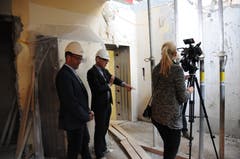 Bei der Führung durch die Baustelle im Regierungsgebäude: links Christoph Gander, Vorsteher Hochbauamt und Stefan Zollinger, Vorsteher Amt für Kultur.