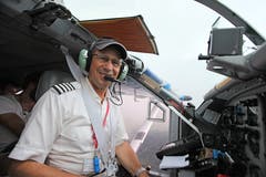 Ruedi Wiedler im Cockpit seines PC-6.