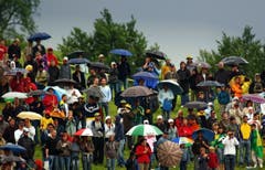 Die Fans rund um das Thermoplan Stadion in Weggis, trotzen während des Testspiels Brasilien - Fluminense U20 dem starken Regen. (Bild: Archiv LZ (28.Mai 2016))