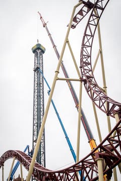 Im Conny-Land in Lipperswil wird die neue Attraktion, der Space Shot Tower, installiert. (Bild: Reto Martin)