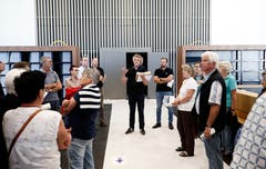 Im Bild zeigt Architekt Samuel Bünzli die Bibliothek in der ehemaligen Kapelle. (Bild: Stefan Kaiser (Menzingen, 14 Juni 2018))