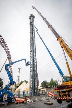 Im Conny-Land in Lipperswil wird die neue Attraktion, der Space Shot Tower, installiert. (Bild: Reto Martin)