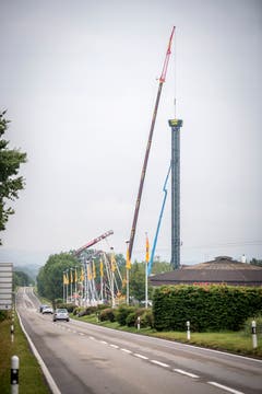 Im Conny-Land in Lipperswil wird die neue Attraktion, der Space Shot Tower, installiert. (Bild: Reto Martin)