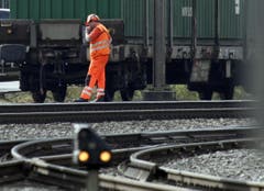 Bahnmitarbeiter organisieren vor dem Bahnhof Schwyz den Abtransport eines Güterzuges. (Bild: Geri Holdener, Bote der Urschweiz)