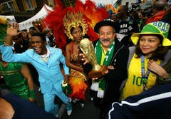 Den WM-Pokal gewannen die Brasilianer 2006 nicht. Die Festfreude in Weggis, hier anllässlich der Stadion-Einweihung, war jedoch weltmeisterlich. (Bild: Archiv LZ (23. Mai 2006))