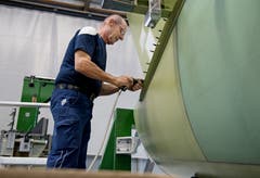 Ruedi Wiedler beim Nieten setzen an einem Rumpf des PC-24 in den Pilatus Flugzeugwerken Stans (Bild: Corinne Glanzmann, Stans, 12. Juni 2018)