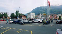 Passagiere beim Bahnhof Arth-Goldau warten auf einen Anschluss. (Leserbild: Christoph Omlin)
