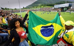 Publikumsmagnet: Tausende Fans und Interessierte beobachten die Brasilianische Fussball-Nationalmannschaft beim Training. (Bild: Archiv LZ (25. Mai 2006))